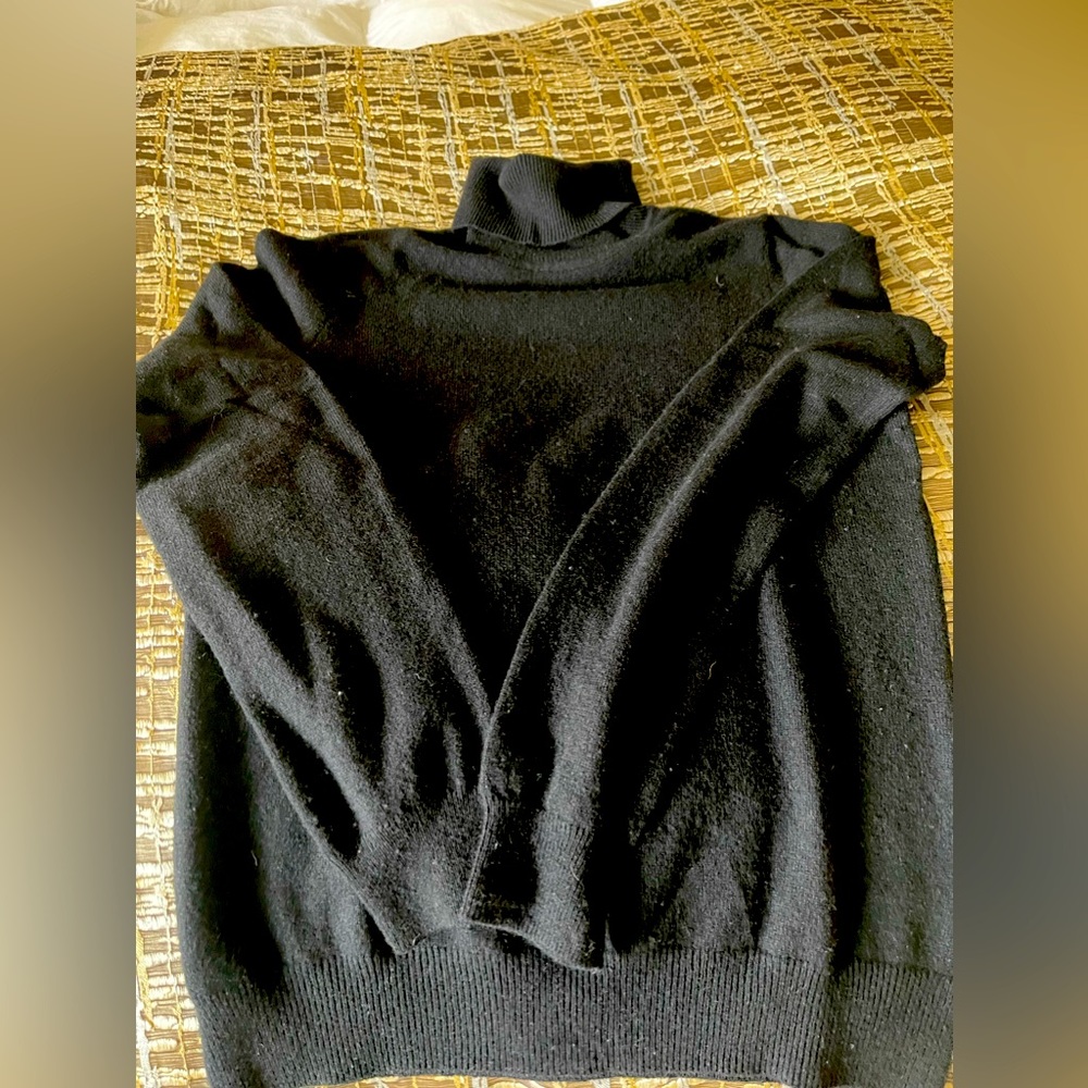 Uniqlo black long sleeve 100% cashmere sweater size small